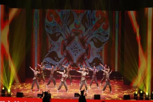隋文静韩聪携全新节目惊艳亮相冰演舞台,复出信号显然已愈发强烈